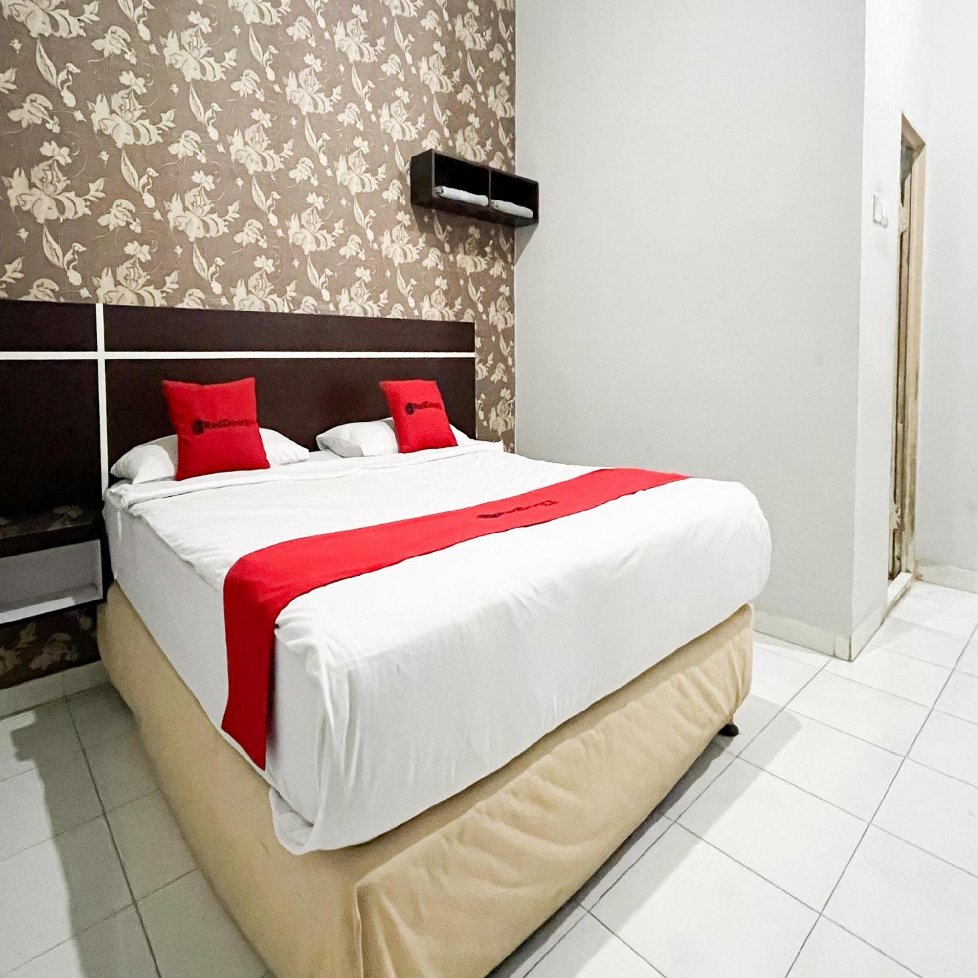 Reddoorz At Lucky Inn Panakukkang Makassar Exterior photo