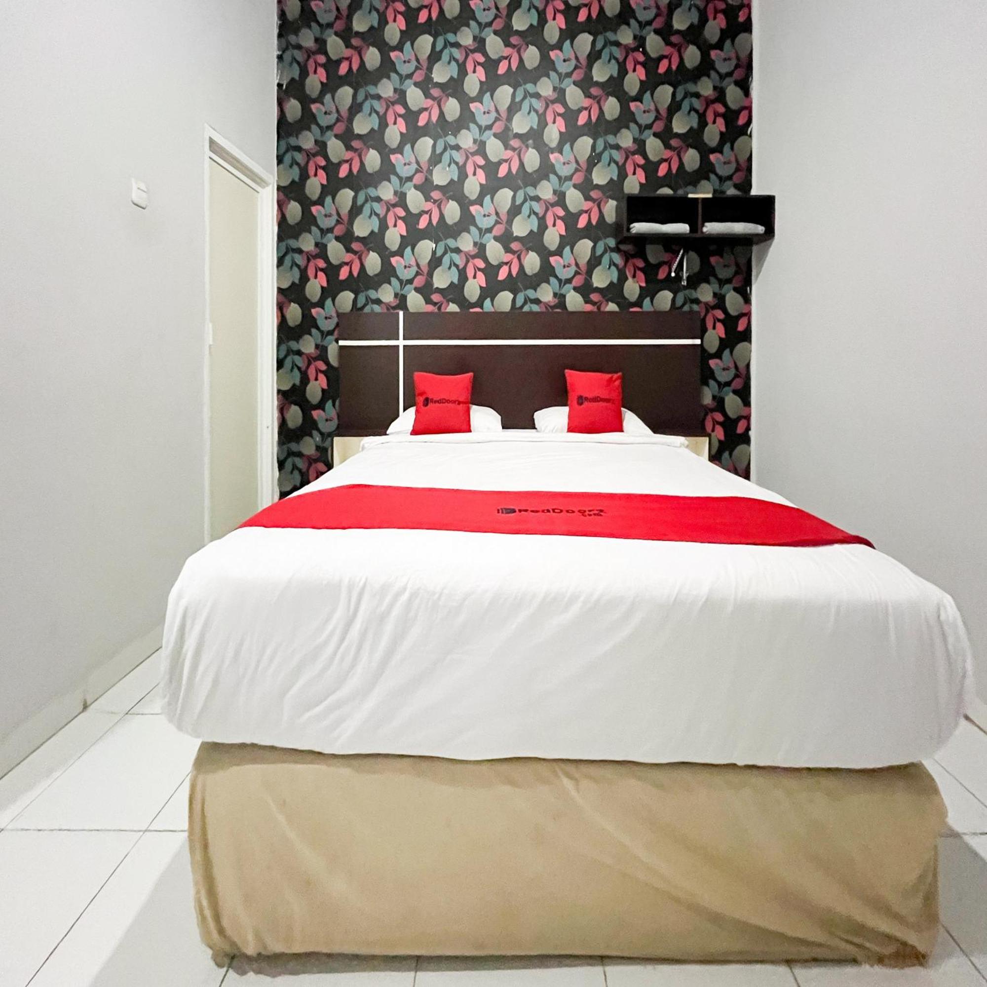 Reddoorz At Lucky Inn Panakukkang Makassar Exterior photo